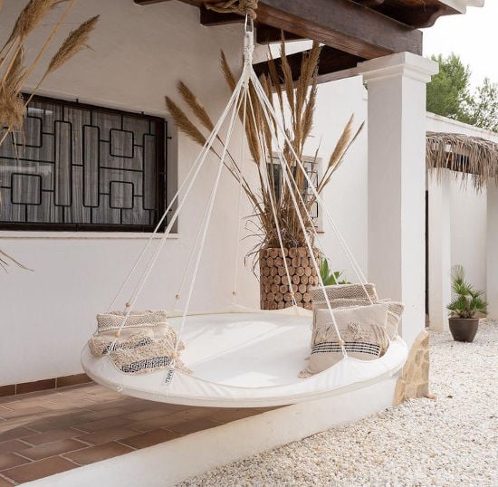 Tiipii – Optez pour des équipements de terrasse clairs, comme ce magnifique lit suspendu blanc naturel de chez Tiipii Bed !